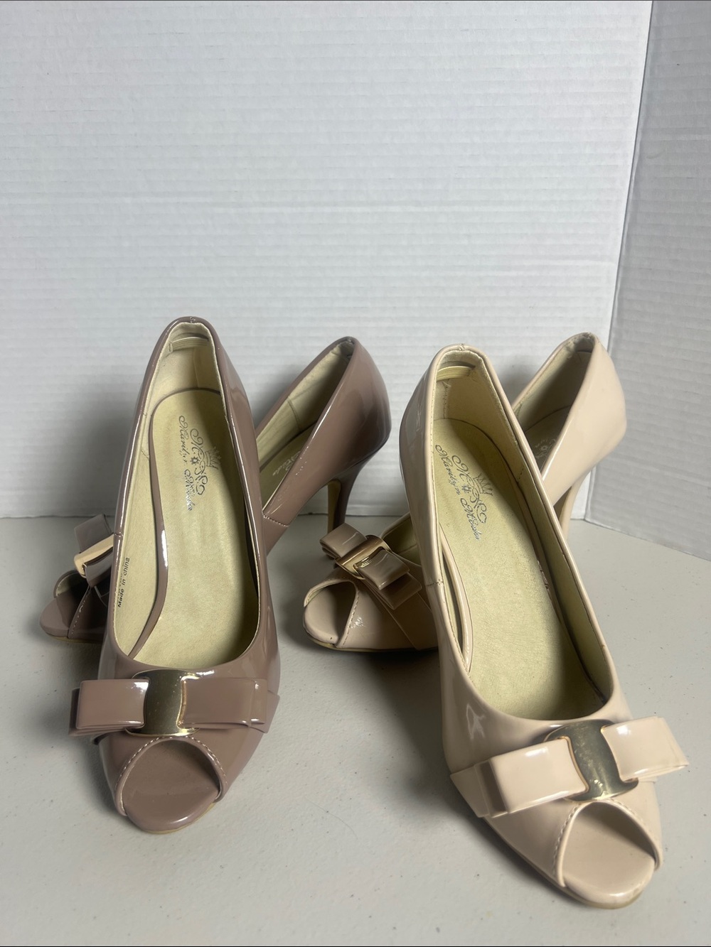 2 pairs of Women’s Marilyn Moda Chavas Patent Leather Open-toe bow Heels Sz 8.5